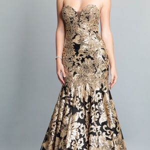 Elegant strapless or strapped gown w/ mermaid fit